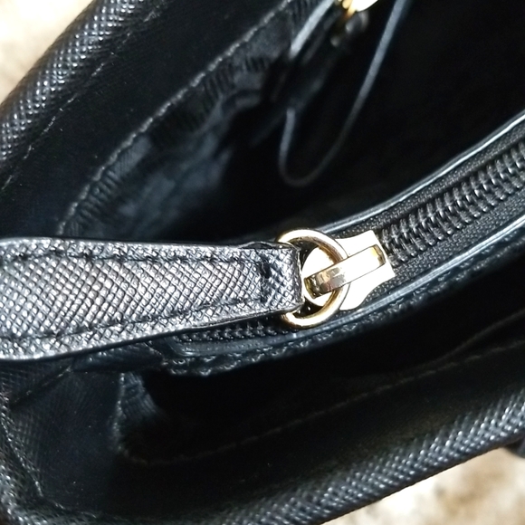 Michael Kors jet set large tote in black w/gold accents - Picture 10 of 14